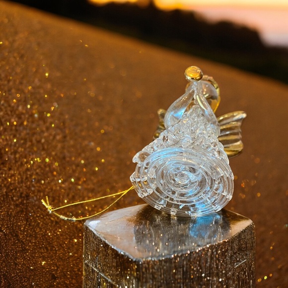 Lovely spun glass angel ornament blowing a trumpet trimmed in gold - Picture 5 of 5